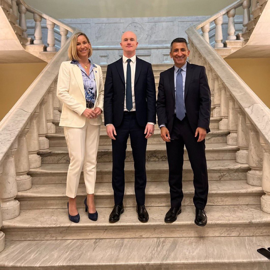 🚨소식🚨 코인베이스 CEO 브라이언 암스트롱은 어제 백악관 및 트럼프 입장 관련 잘못 된 정보가 있다며, 법안취소 같은 부정적인  입장이 아니라 금융권과 원만한 합의를 요청 받았다고 밝힘.👀 그들은 비트코인 ​​및 암호화폐 시장 구조