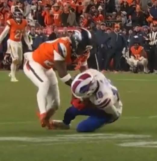 d_drewski's tweet photo. How is this not a catch!? @NFL @NFLOfficiating  Bills got screwed https://t.co/D1LZ1tzQ1O