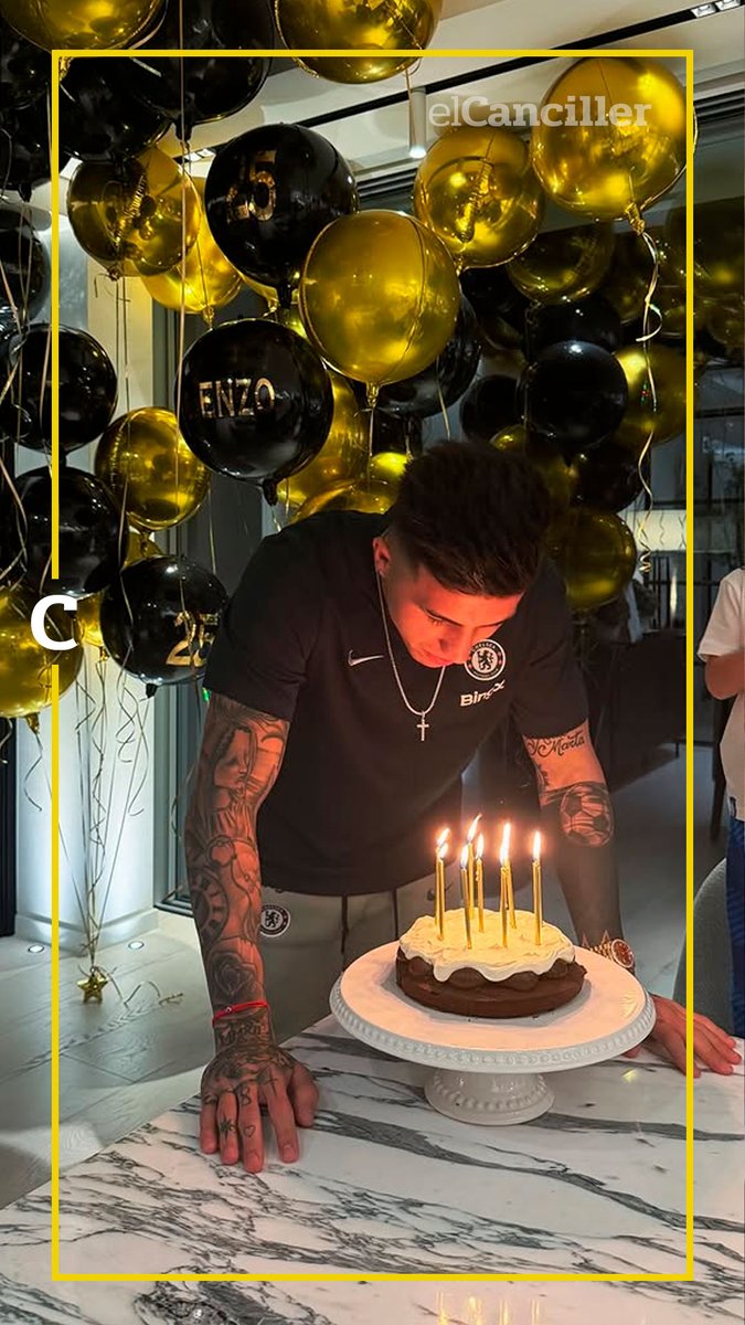 elcancillercom's tweet photo. [REDES] Rodeado de globos negros y dorados, Enzo Fernández sopló las velitas por su cumpleaños 25. 🎂 https://t.co/fhpNWGxhX7