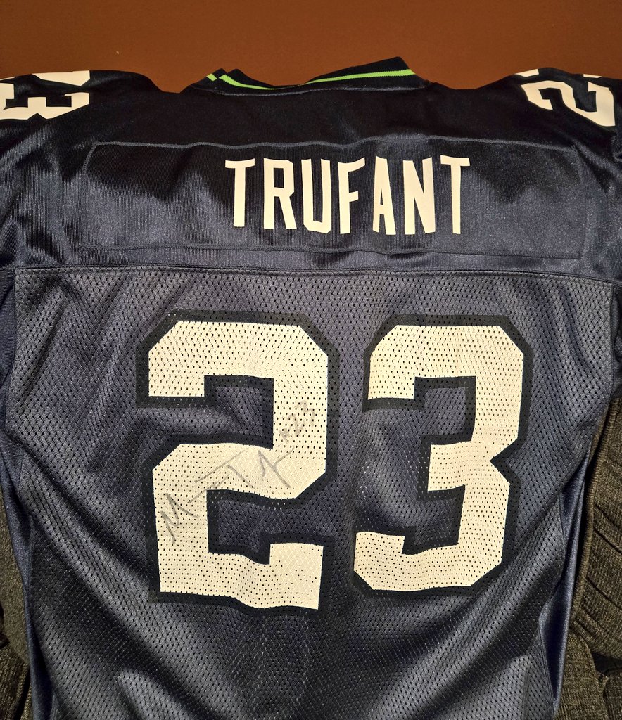 drdeannasanter's tweet image. Go @Seahawks!!! 🥳🏈
Had to get our classic jerseys out + we have our signed pennant from a fan event back during my PhD at UW pre-2010😊 
@trufant_ma8410 @LofaTatupu51 @nateburleson Warren Moon, Walter Jones &amp;amp; more. 
#longtimefan #GoHawks #12s