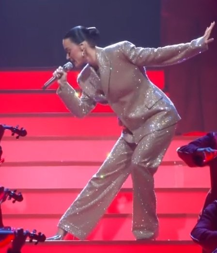 LoseYourPower1's tweet image. This is classic Katy Perry pose