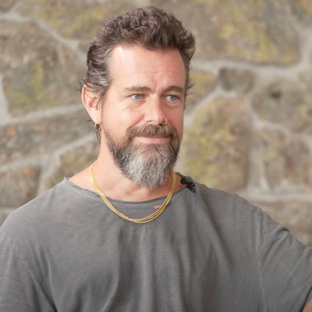 🚨잭 도지가 정부도 못 막는 '오프라인 무기'를 들고 나타났다!

트위터 공동 창업자 잭 도시(Jack Dorsey)가 작년 여름 '주말 프로젝트'로 뚝딱 만들어낸 '비트챗(Bitchat)'이 지금 이란과 우간다 시위대 사이에서 '통신 노아의 방주'로 불리며 폭발하고 있다

인터넷이 끊겨도, 기지국이 무너져도,