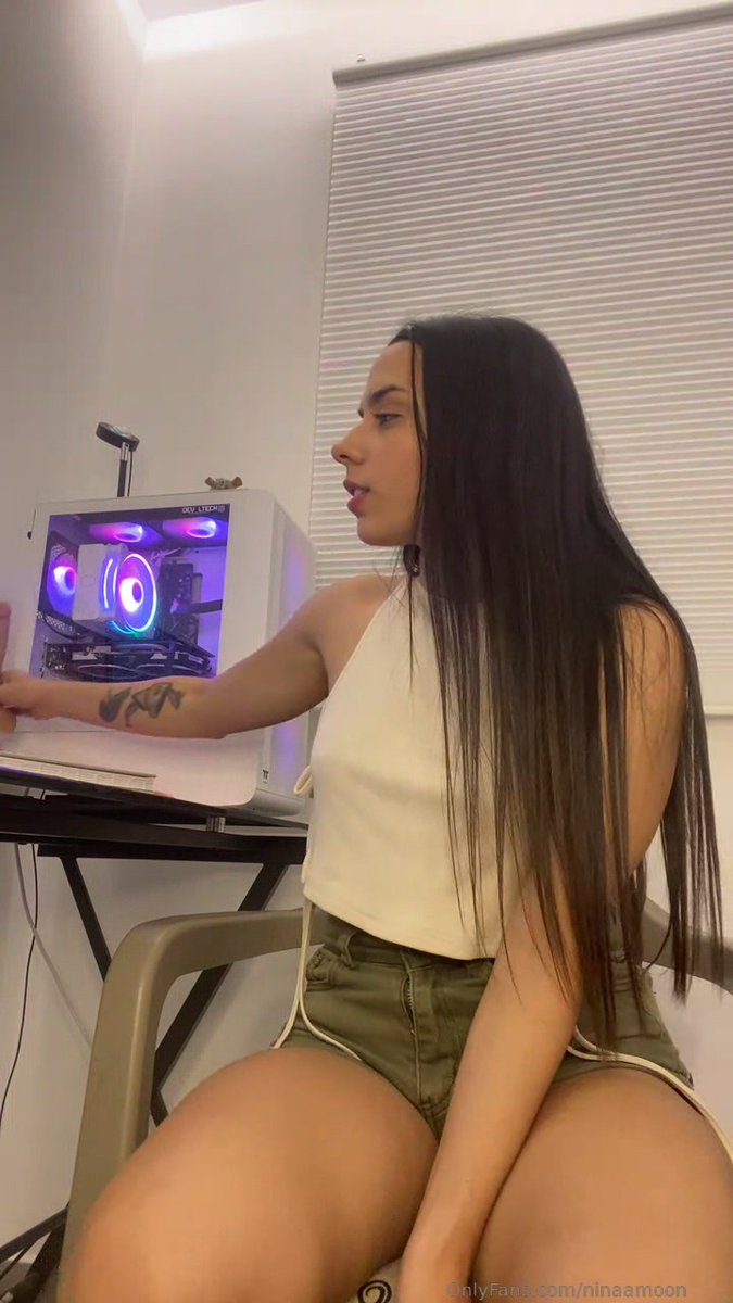 Nina Moon 💜 is live now! onlyfans.com/ninaamoon/live…