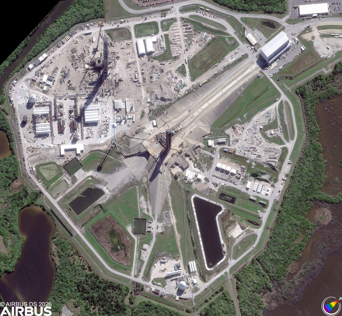 rocketjunkie94's tweet image. Airbus' Pleiades NEO 3 satellite captured 30cm resolution imagery of SLS rolling out to the pad today along with imagery of LC-39A &amp;amp; LC-39B at 16:24:26 UTC. 

Credit to Harry Stranger / AIRBUS DS 2026 for these incredible photos! 

soaratlas.com/maps/140457