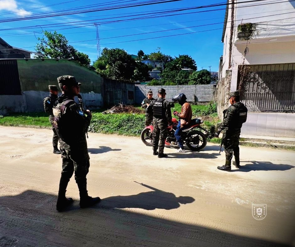 PMOPHN's tweet photo. #SoluciónContraElCrimen | Operaciones en coordinación con la Fuerza de Tarea en Cortés.
Fuerzas Armadas de Honduras a través de la Policía Militar del Orden Público (#2BPMOP), se encuentran realizando patrullaje móvil en el sector López Arellano, en apoyo a la Fuerza de Tarea Cortés, como parte de las acciones para fortalecer la seguridad y el orden en la zona.
Trabajando permanentemente por la seguridad del pueblo hondureño.
#FFAAHN #PMOPHN