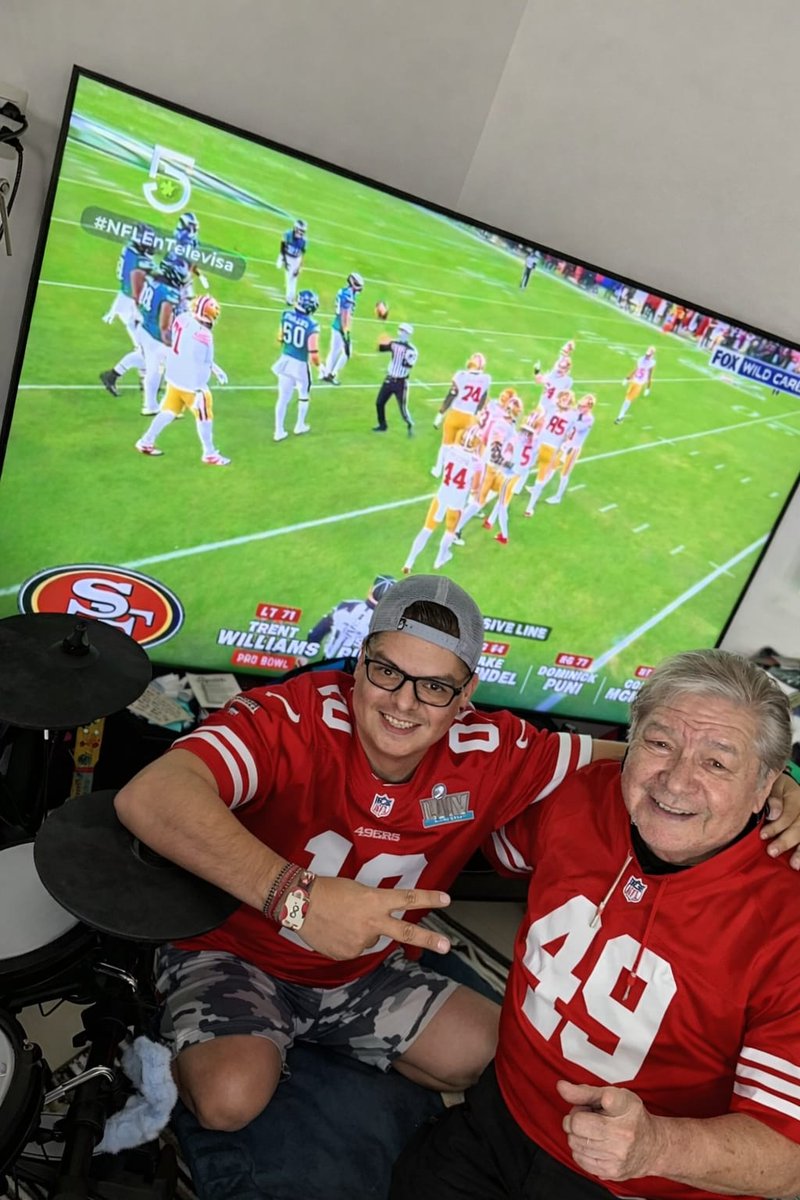 Rogerivanovich's tweet photo. #foximpactonfl Con el mejor Papa! Vanos Niners!!! https://t.co/8AsbIdMBCr