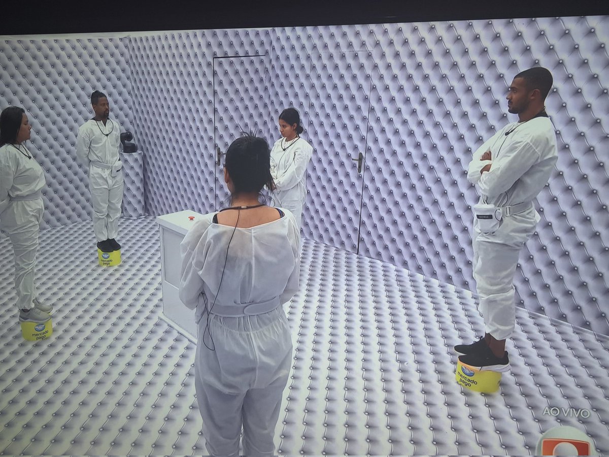 Tniry_'s tweet image. eles fizeram uma cornucopia no quarto branco senhora e senhores  bem vindos ao jogos vorazes bbb 

Que a sorte esteja sempre a seu favor
#bbb26