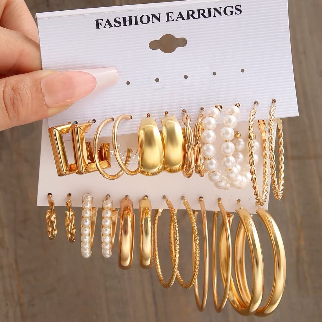 likalikuriri's tweet photo. Girls, lagi cari upgrade aksesoris biar OOTD makin glowing tanpa bikin dompet nangis? Ini 3 rekomendasi set perhiasan alloy premium dari Shopee yang super worth it! ✨ Korean vibe, retro elegan, cocok daily sampai date night. 🖤 #AksesorisWanita #KoreanStyle #ShopeeFinds https://t.co/QfFVBXs9oX