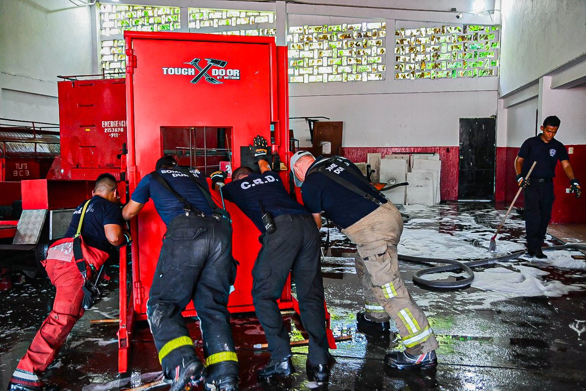 BomberosDuran's tweet photo. 🔥 El Cuerpo de Bomberos de Durán habilitó el Cuartel N.º 3 (Cdla. Maldonado) para las FF.AA., fortaleciendo el control territorial dentro del Plan Integral de Seguridad, en beneficio de la paz y tranquilidad ciudadana. 🚒🤝🛡️
#BomberosDeDurán #PlanDeSeguridad #ChonilloEC https://t.co/QrcOFeu9XG