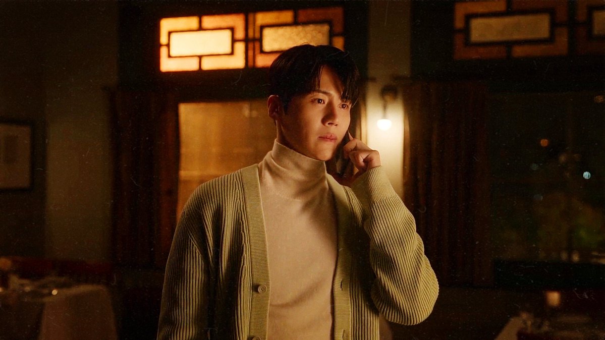 midseonnmar's tweet image. wdym you’re generationally rich, your maternal grandfather is great with languages, your half brother is a famous writer, your mother runs a winery, your father is retired and lives on the florida coast dreaming of traveling to space, and you’re a genius interpreter, joo hojin.