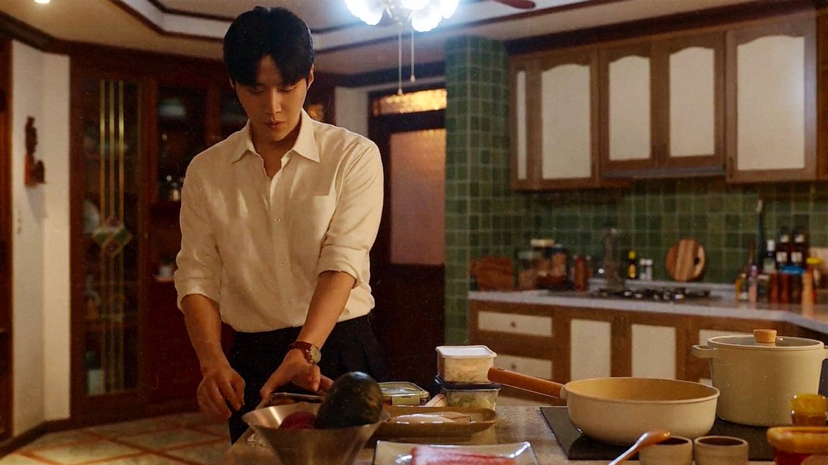 midseonnmar's tweet image. wdym you’re generationally rich, your maternal grandfather is great with languages, your half brother is a famous writer, your mother runs a winery, your father is retired and lives on the florida coast dreaming of traveling to space, and you’re a genius interpreter, joo hojin.