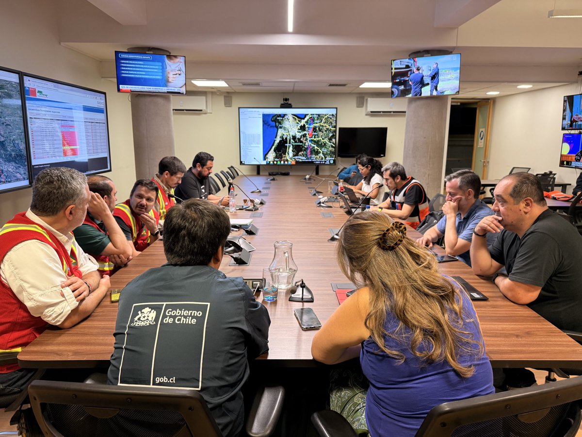 SubseInterior's tweet image. 📢 El llamado de las autoridades es informarse por los canales oficiales y responder con la evacuación en caso de recibir una alerta SAE, principalmente en las regiones de Ñuble y Biobío. 

🔴 El subsecretario del Interior, Víctor Ramos, la directora nacional de @senapred, Alicia…