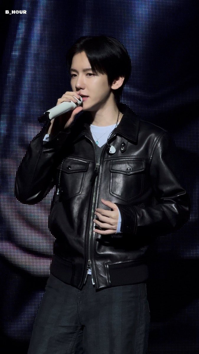 PopBaeks's tweet image. Baekhyun brings back his jet-black hair.