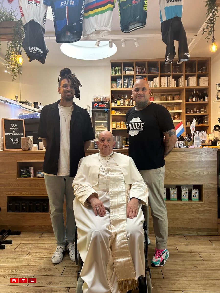 chrisjollyhale's tweet image. In September 2024, Pope Francis surprised staff by dropping into this café in Luxembourg — simply because he wanted an espresso.

The baristas asked where he was visiting from.