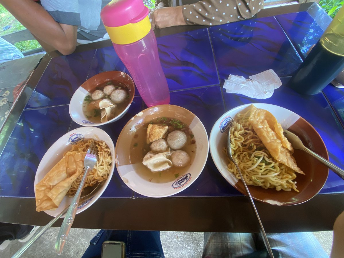 zeeyoow's tweet photo. yay makan mie yamin lagi https://t.co/iZea3UX4tz