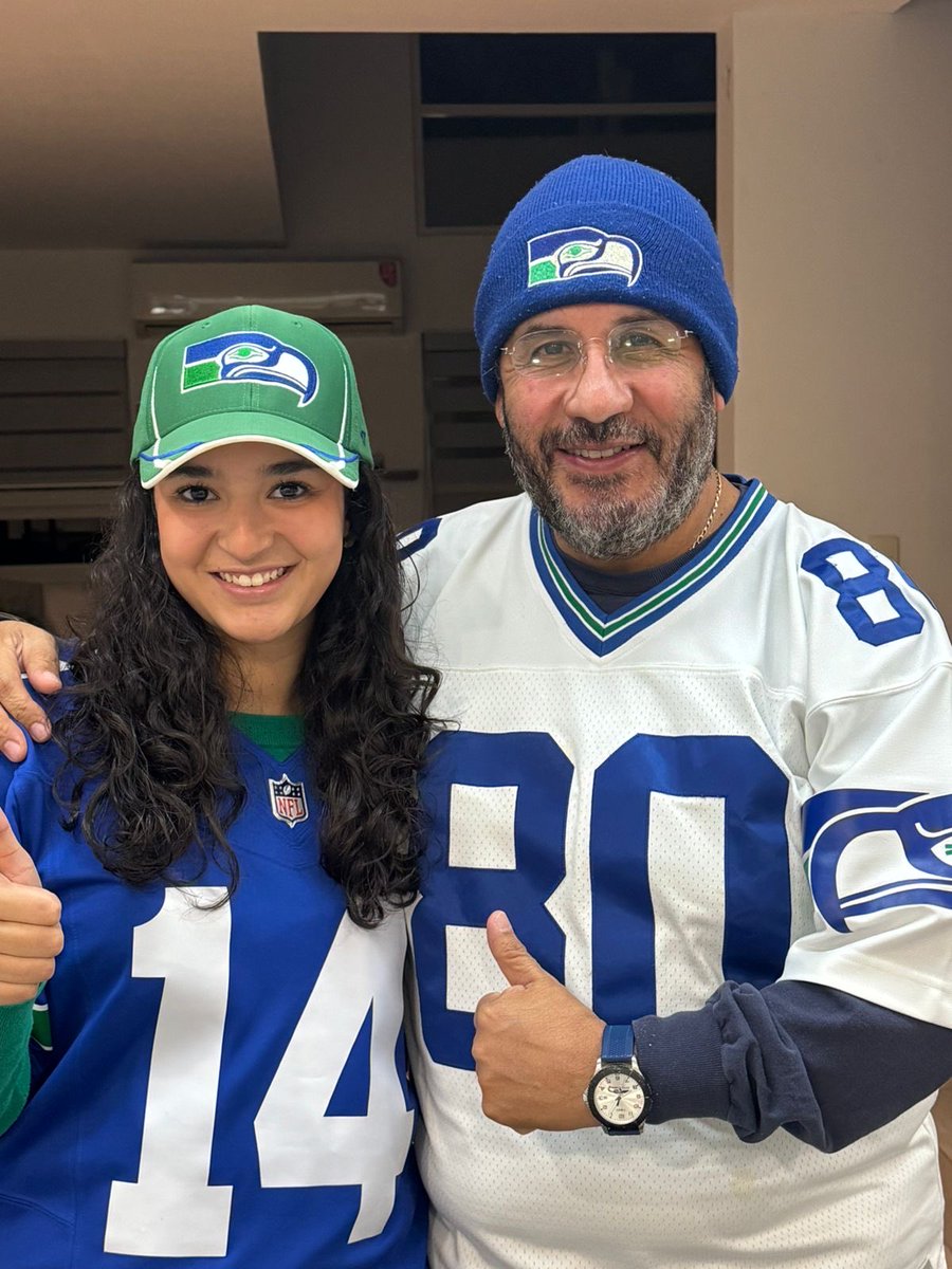 DannyAmqz's tweet photo. @FOXSportsMX #foximpactonfl GO HAWKSSS!!! https://t.co/oJ5QdyFANC