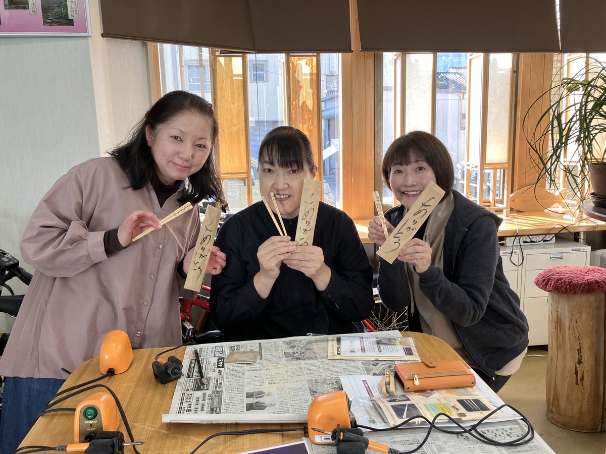 owasekankou's tweet photo. 尾鷲ひのきの箸作り体験🌲
好みの長さに切って、削って、磨いて、自分だけの箸に。
ひのきの香りに包まれながら作っていただきました🥰
#尾鷲 #owase #尾鷲ひのき #森林浴 https://t.co/xGU9SOssaS