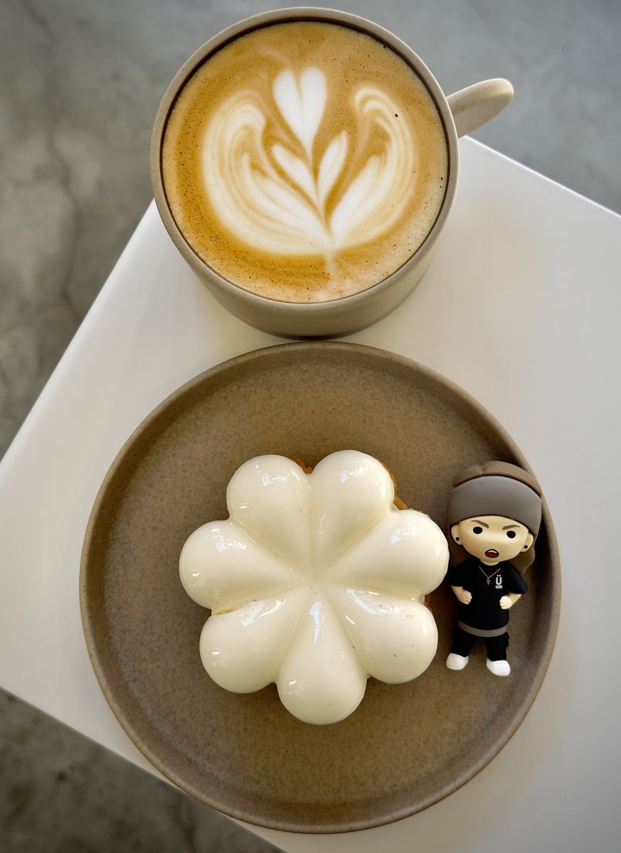 nyapi3995's tweet image. 狙ってたGLAYのガチャガチャ
被りなしでコンプ出来たの嬉しい👏
昔HISASHIと同じツートンカラーで
会社行ったら上司に呼び出されたの
思い出した😚笑

今日はかるーくカフェ活☕️
バニーユ🌼
ずっと気になってたとこで
かわいいし、美味しいüÜ