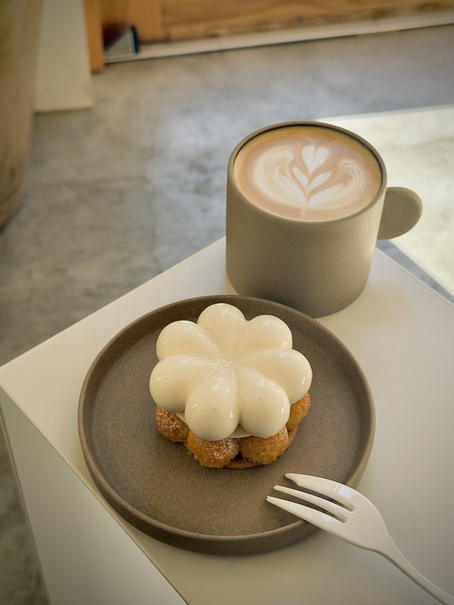 nyapi3995's tweet image. 狙ってたGLAYのガチャガチャ
被りなしでコンプ出来たの嬉しい👏
昔HISASHIと同じツートンカラーで
会社行ったら上司に呼び出されたの
思い出した😚笑

今日はかるーくカフェ活☕️
バニーユ🌼
ずっと気になってたとこで
かわいいし、美味しいüÜ