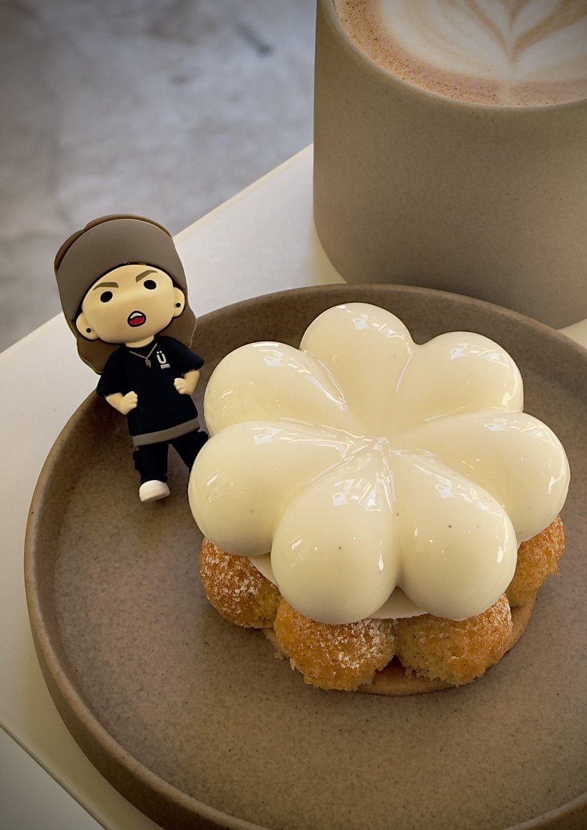 nyapi3995's tweet image. 狙ってたGLAYのガチャガチャ
被りなしでコンプ出来たの嬉しい👏
昔HISASHIと同じツートンカラーで
会社行ったら上司に呼び出されたの
思い出した😚笑

今日はかるーくカフェ活☕️
バニーユ🌼
ずっと気になってたとこで
かわいいし、美味しいüÜ