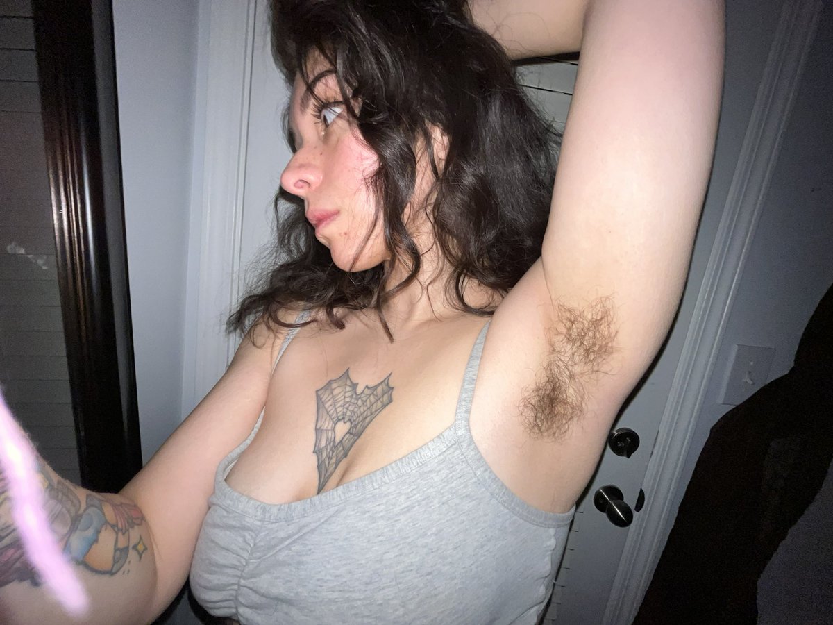 pwincessbunz's tweet photo. hairy armpit girl https://t.co/tYIxMZKBsc