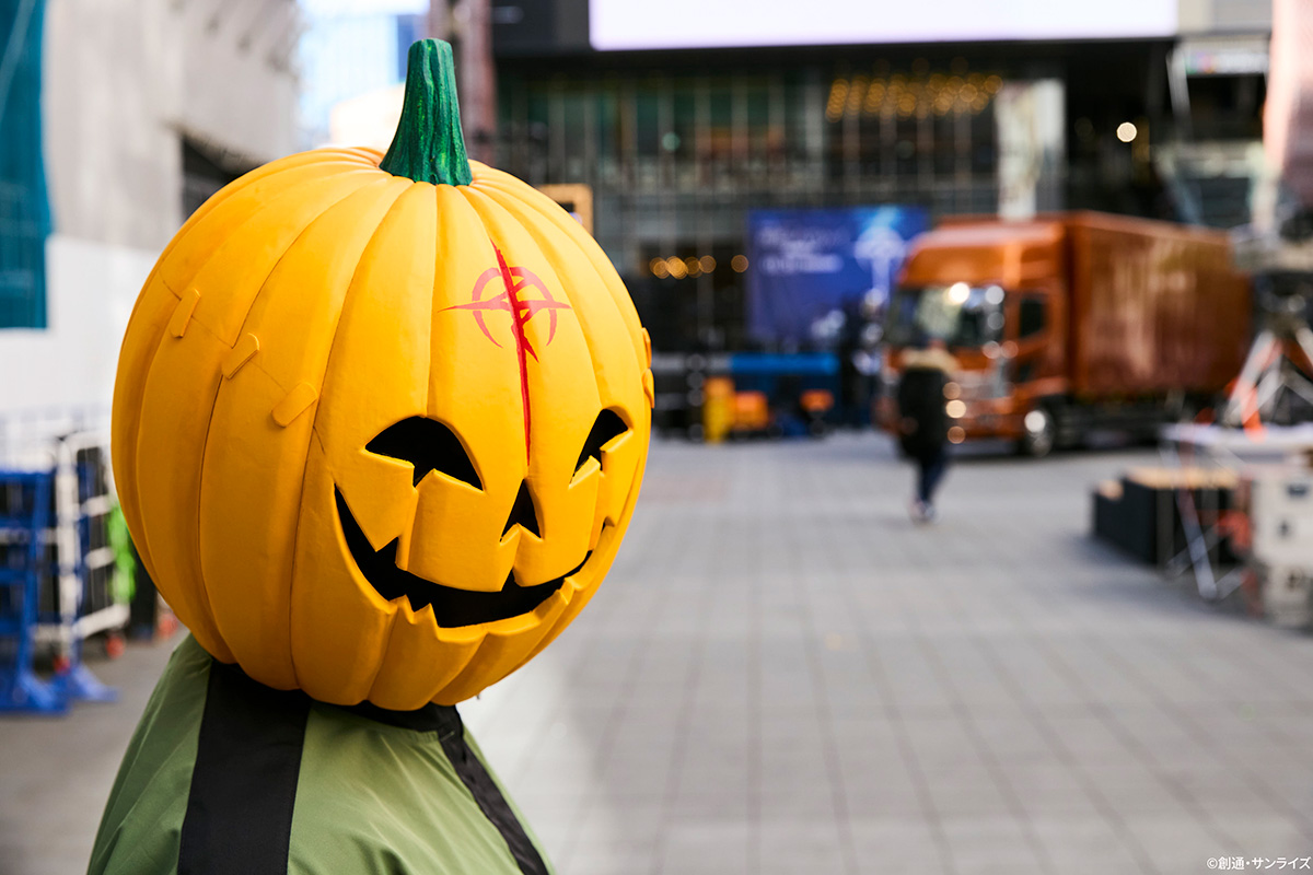 ◤◢◤◢◤◢◤◢◤◢◤◢◤◢
　　 #閃光のセンコウ活動
　　『閃光の映り込み』⑥
◤◢◤◢◤◢◤◢◤◢◤◢◤◢

”閃光”のごとく出現する🎃マフティー。
新宿・歌舞伎町シネシティ広場に到着――。

『#閃光のハサウェイ🎃 #キルケーの魔女🎃』
「決起集会」は18時50分より開催。