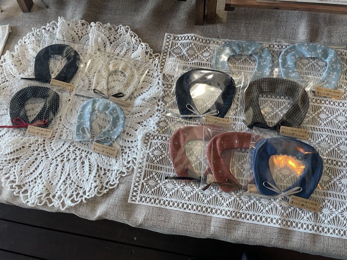 collonuinui's tweet image. 【在庫状況です】
・タツノオトシゴ11点
（写真以外にいる子も合わせてです）
・かどりぃくま1点
・かどりぃくま用襟11点
・アクリルキーホルダーは大量にあります！
他のぬいぐるみとステッカーは売り切れです🙇