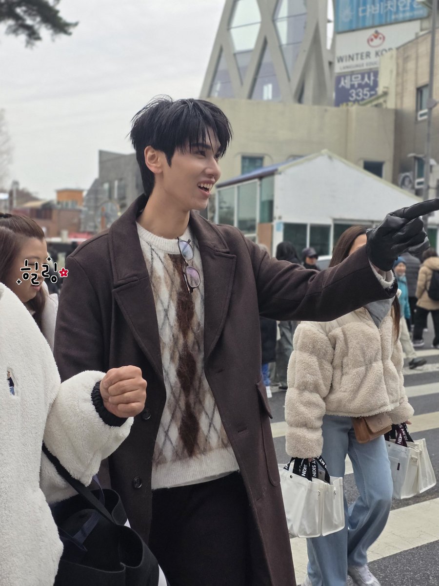 healingmeow55's tweet image. OMG Dunk is walking on the street in Korea😭

DUNK in Seoul with ITSSKIN  #ITSSKINxDunkKoreaTrip  
#dunknatachai @dunknatachai