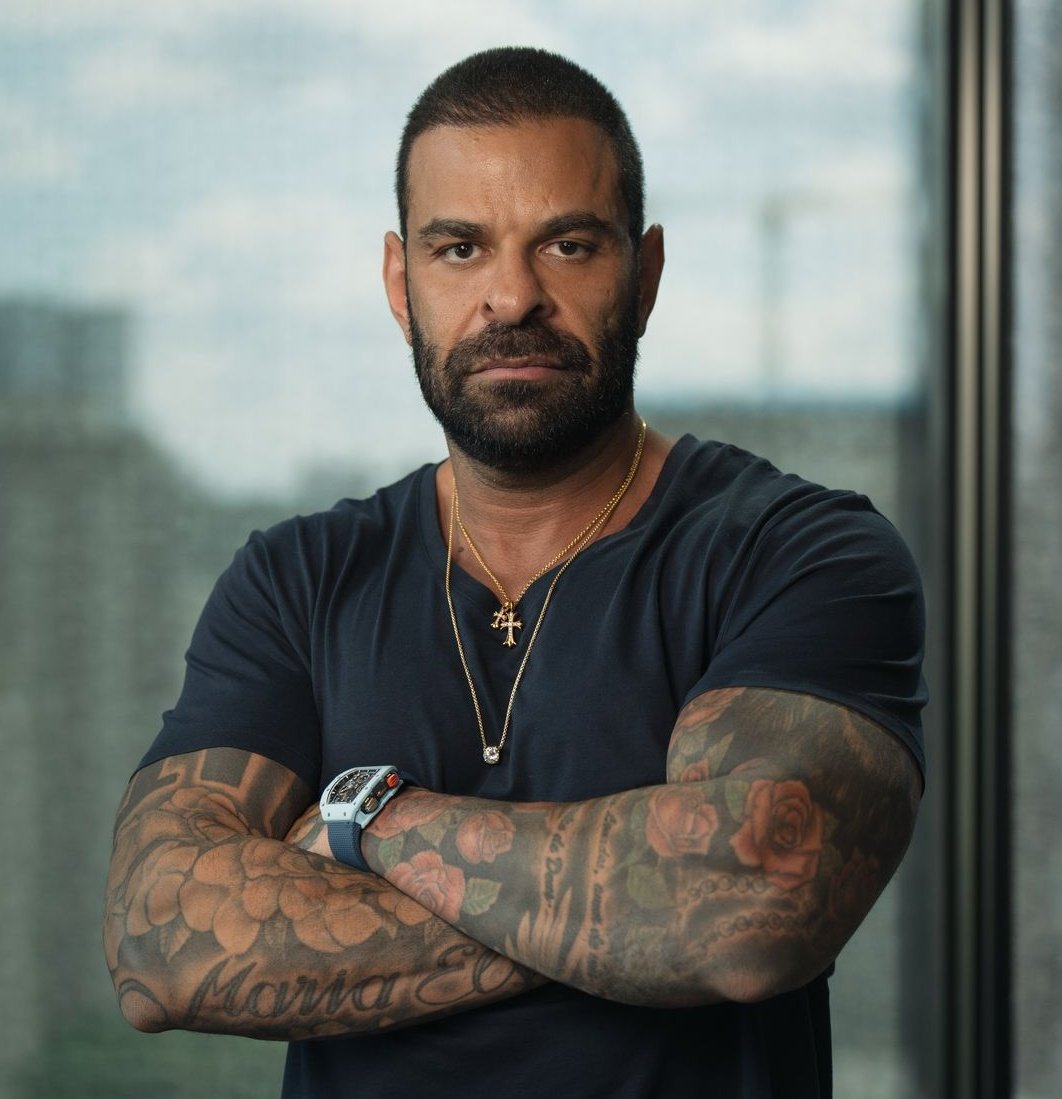 Jesus disse para um jovem rico "vende tudo que têm e dá aos pobres". Mas tem pastor pregando os ensinamentos de Jesus com relógio de R$ 1,2 milhões.