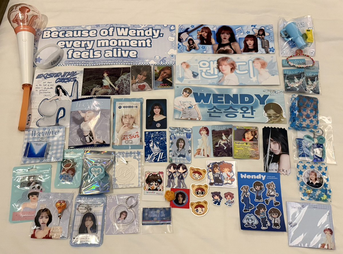 taeyeoncart's tweet image. hear wendy sing live ✅✅✅ honestly one of the best vocals ever!!

also thank you for the freebies and trades 💙

#WENDY #웬디 #WEALIVE #WEALIVEinMNL #WENDY_WORLDTOUR #WENDY_WORLDTOUR_MANILA #WEALIVEinMANILA