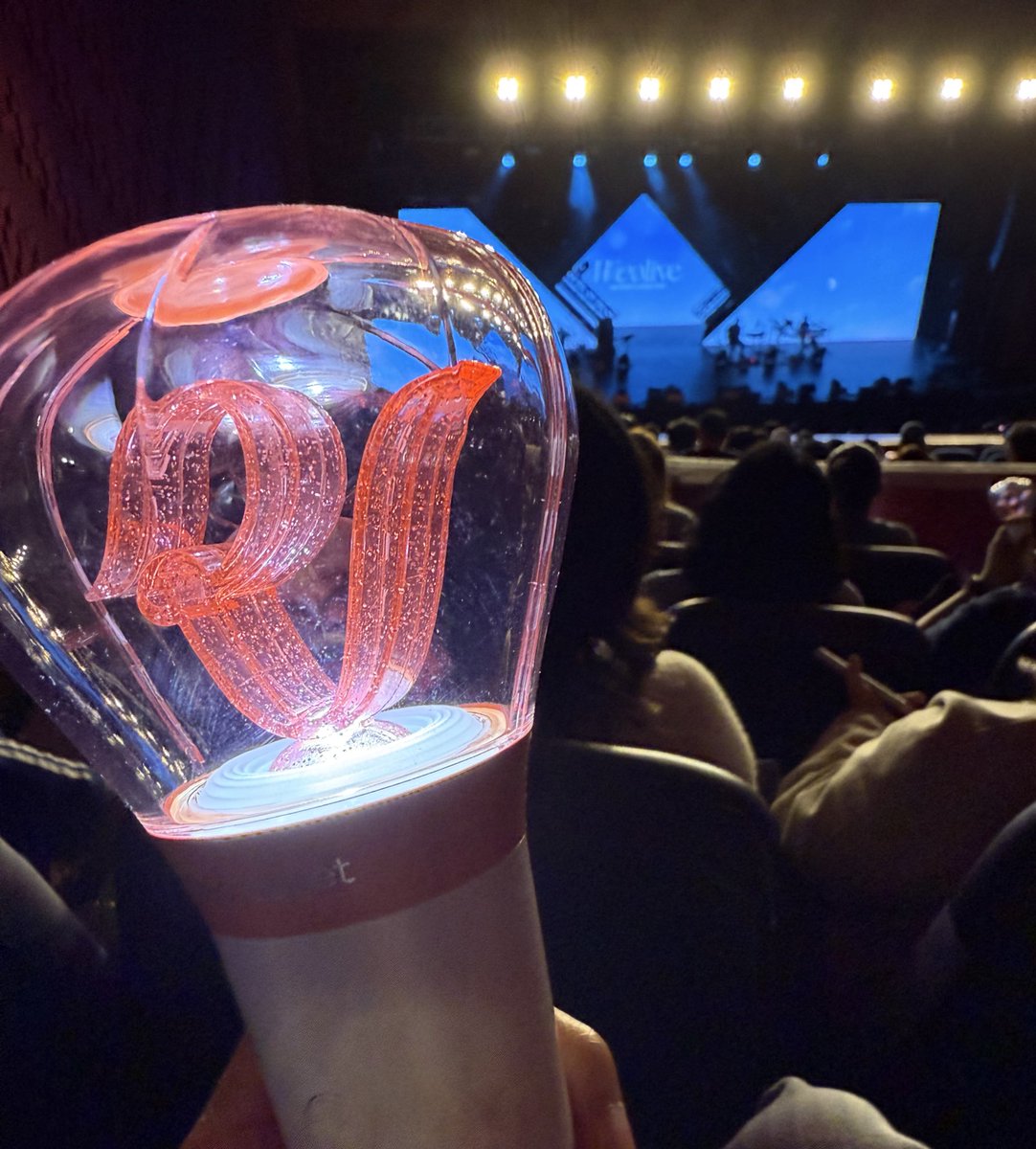 taeyeoncart's tweet image. hear wendy sing live ✅✅✅ honestly one of the best vocals ever!!

also thank you for the freebies and trades 💙

#WENDY #웬디 #WEALIVE #WEALIVEinMNL #WENDY_WORLDTOUR #WENDY_WORLDTOUR_MANILA #WEALIVEinMANILA