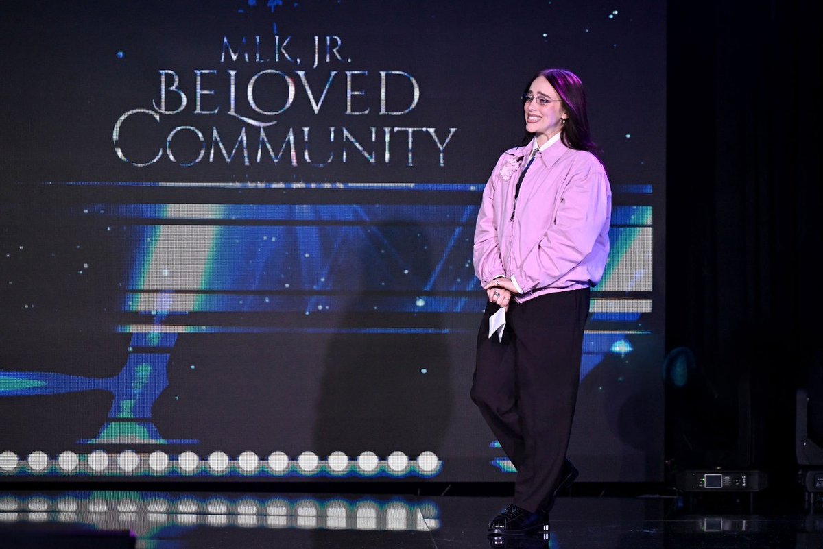 InfoBillieBR's tweet image. Billie Eilish criticou o ICE durante seu discurso de agradecimento no evento da comunidade de Martin Luther King Jr.

"Estamos vendo nossos vizinhos serem sequestrados, manifestantes pacíficos serem assediados e mortos, recursos civis sendo restritos."