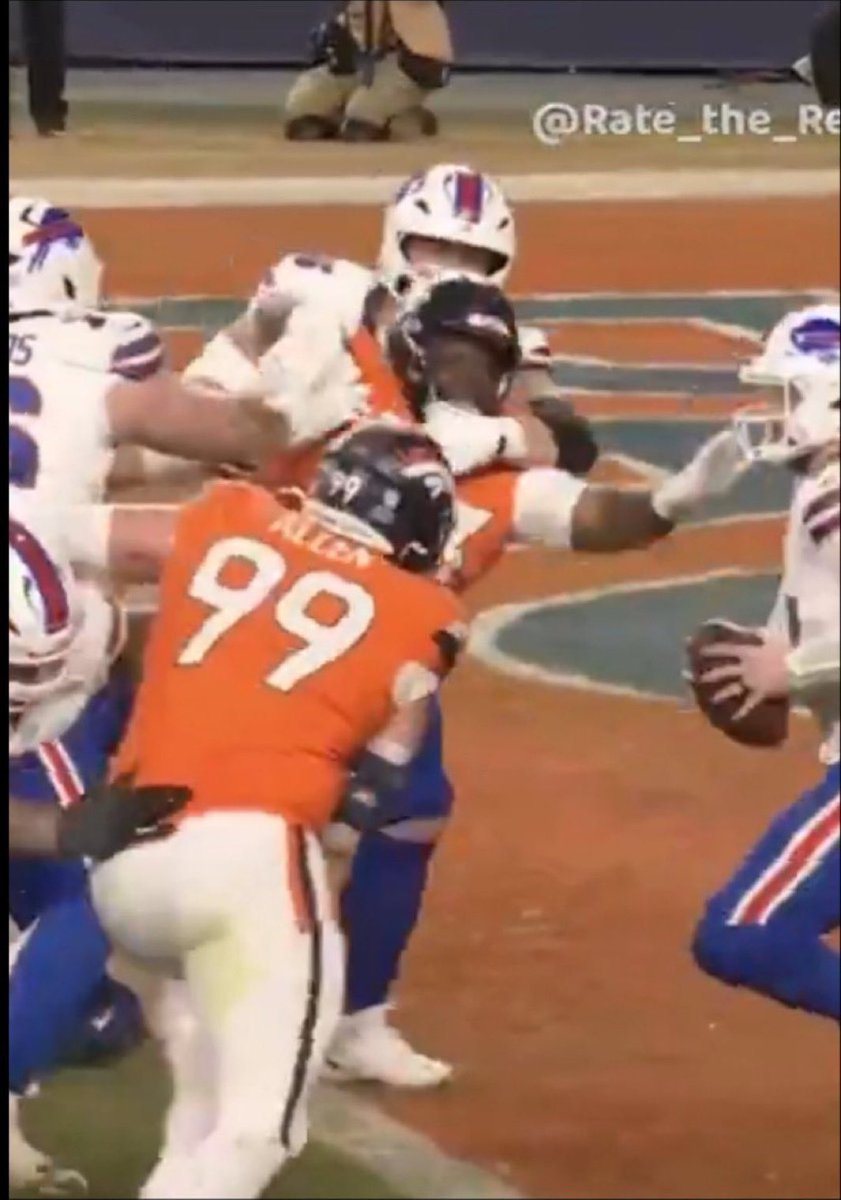 DivelyJoey's tweet photo. @NFL_DovKleiman They should have lost 32-30 with a safety. But the refs wouldn’t call holding all game. https://t.co/xfEfKen95H