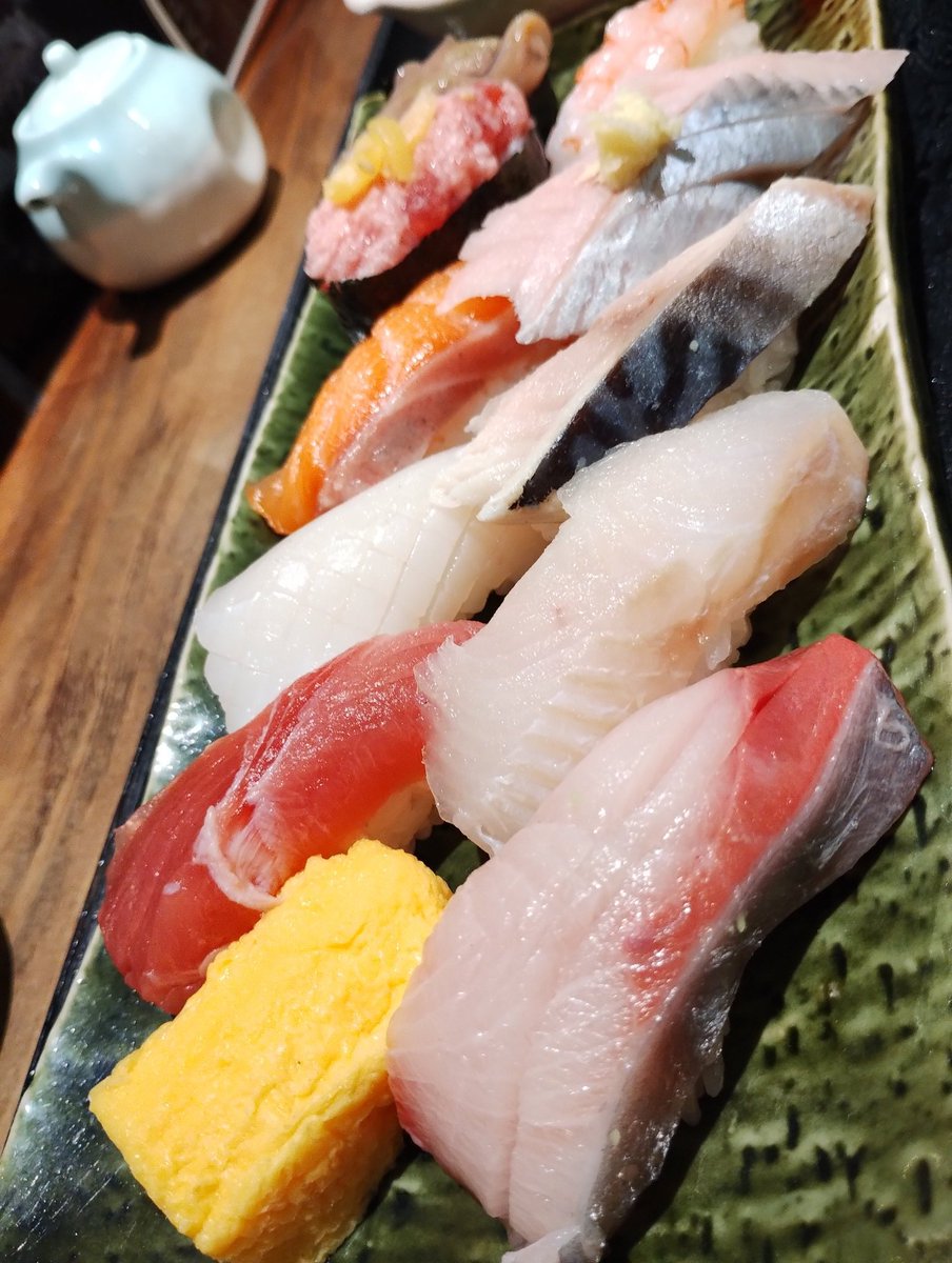 札幌駅の花まるが100人待ちの一方、近所でほぼ並ばずに頂ける穴場🍣
1600円であら汁＆茶碗蒸し＆10貫😋
#札幌市