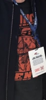 blast_points's tweet image. 🚨 LUCAS ALERT 🚨
Lucas and Mellody having the time of their lives and being cute at the Broncos vs Bills playoff game.  
Love the Boba shirt.