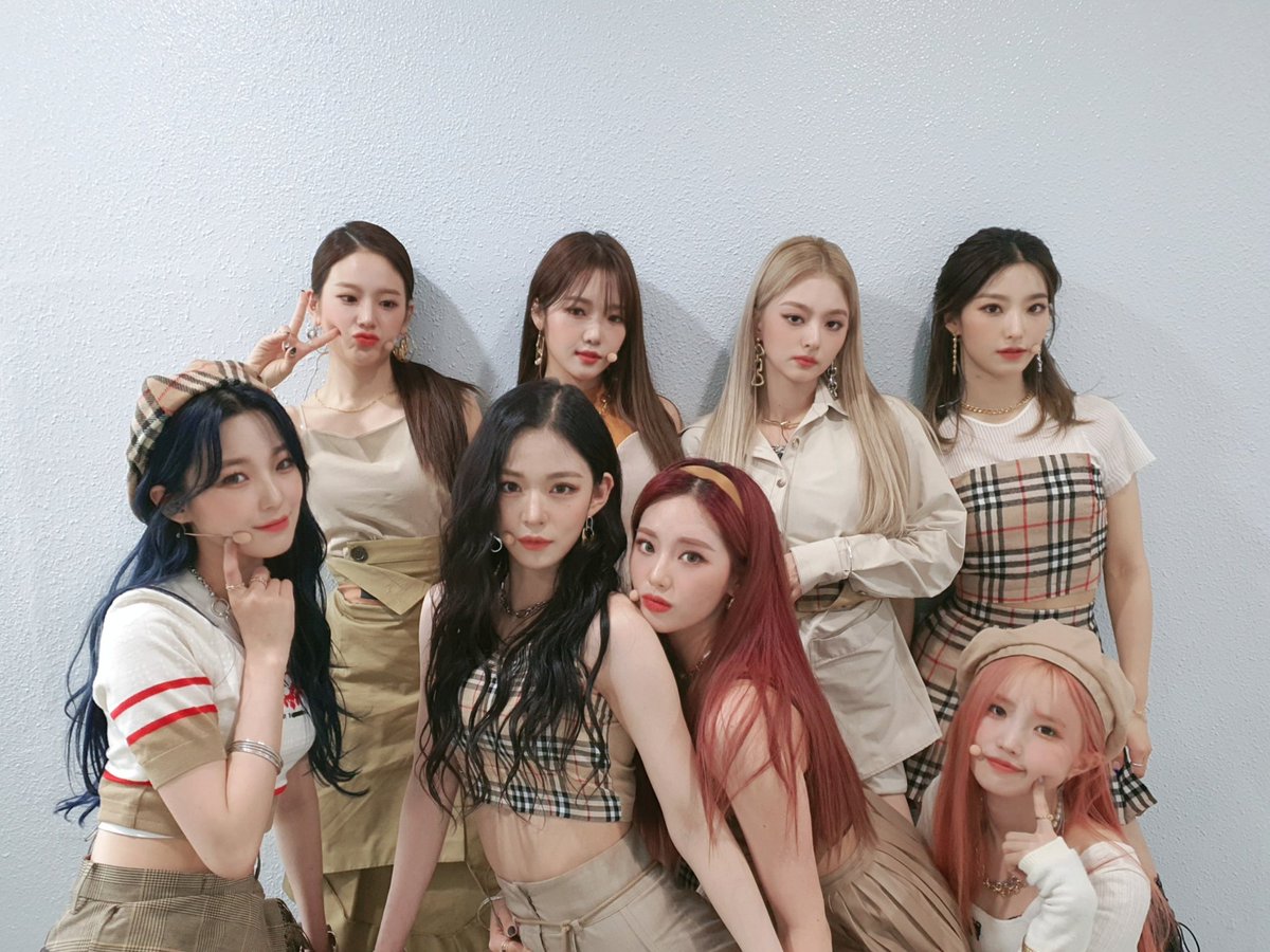 fromtopia's tweet image. Con ‘ƒee𝖑 ɢoo𝐝’ llegamos a la #𝚑αpp𝕪ː𖤓ꕀթᥲr𝕥y donde vamos a ver a nuestra bonita hacer su esperado #в𝕚ᥲn𝕔ᥲ𖧷ུ𝚍e𝚋u𝐭. La #𝚂𝙼𝕚𝙻𝙴𝚈۶ৎː𝐯𝕚be se va a apoderar de nosotras cuando bajemos del escenario. Muchas felicidades. 💗