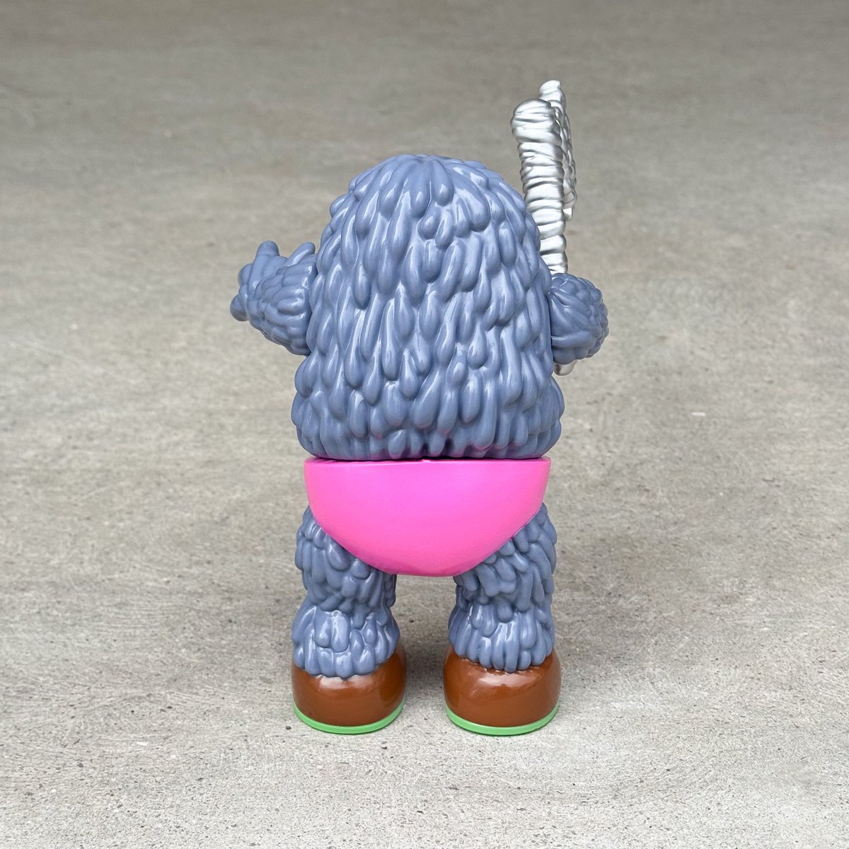 ソフビ「ピンクパンツ」のグレーを本日19:00よりオンラインショップに