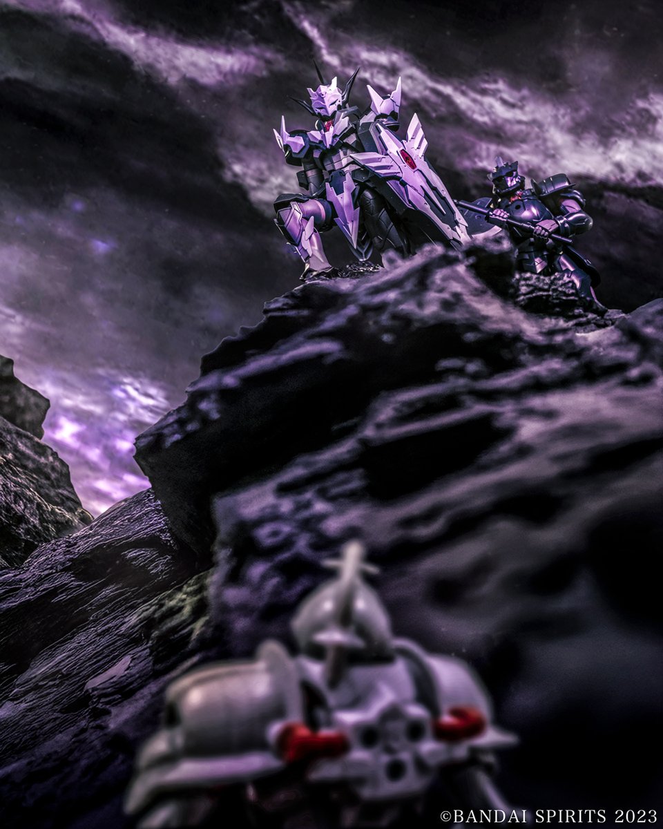 ❖━━━━━━━━━━━━❖
ROSAN EMPIRE(ローザン帝国)
❖━━━━━━━━━━━━❖
イーストクインズ地方に建国された、
君主がマクシミリアを治め支配する国。
巨大な崖により隔絶された区域にあり、
黒く切り立った崖の上には
異常気象が重なる大地が広がっている。

▼#30MF