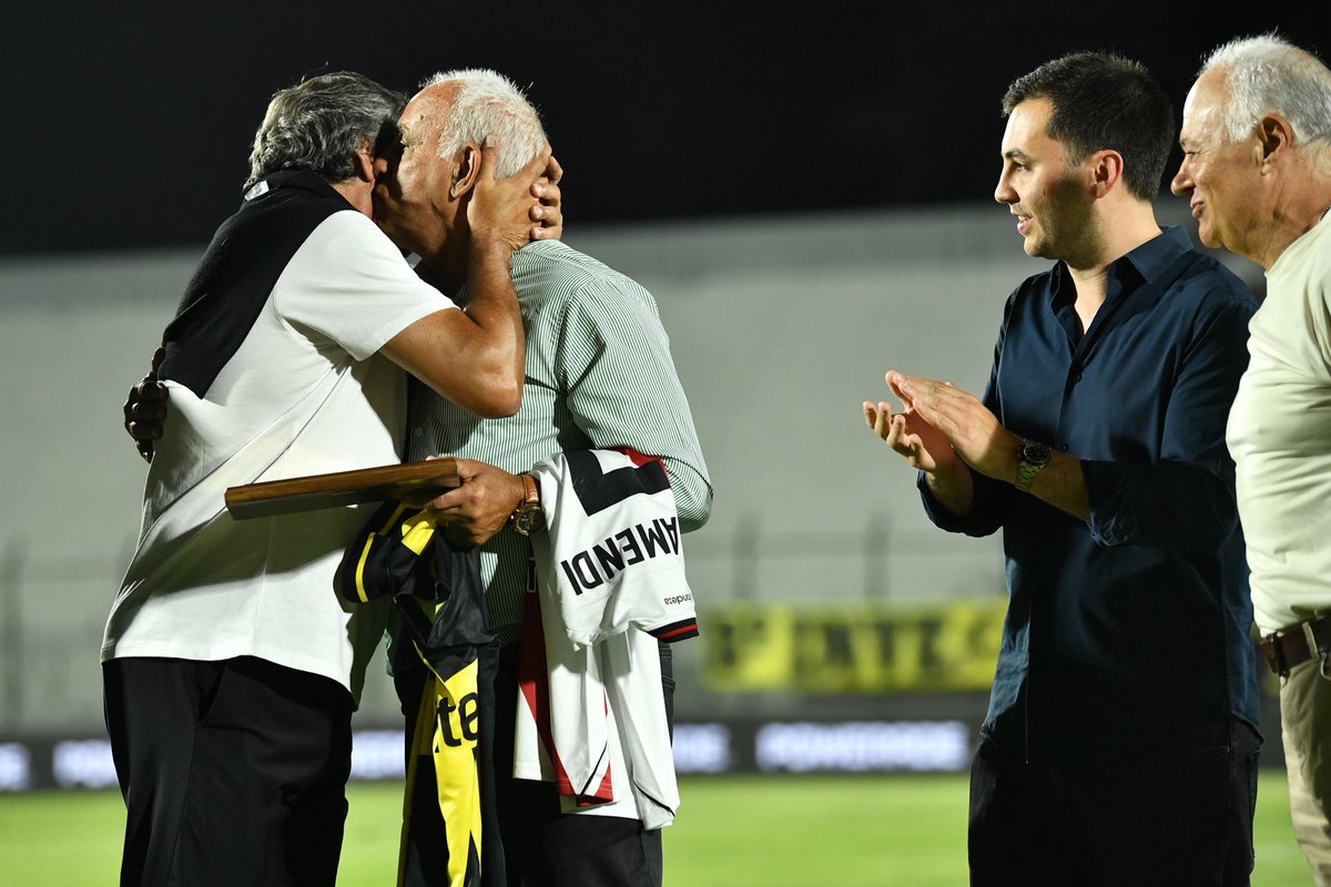 El legendario <a href="/Alzamendi_ok/">ANTONIO ALZAMENDI CASAS</a> 🇺🇾👏

Con la presencia del Presidente <a href="/stefanocdicarlo/">Stefano Di Carlo</a> y de Enzo Francescoli, el histórico goleador que llevó a River a la cima del mundo fue homenajeado en la previa del partido frente a Peñarol ⚪🔴⚪