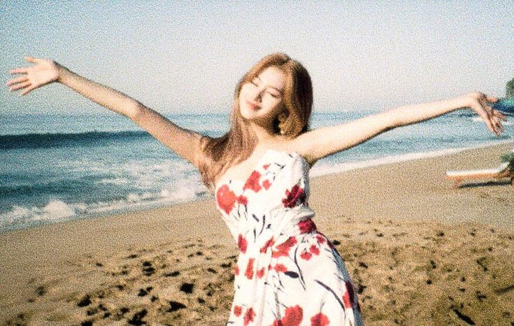 Minatwozaky's tweet image. Terima kasih karena sudah menjadi pengalaman yang baik. Sebagaimana manusia datang, bercerita lalu pergi, aku senang bahwa setidaknya luka yang ada pada diriku tidak terlalu dalam. Berbahagialah dalam ceritamu, cerita yang selalu ada bahagiamu.