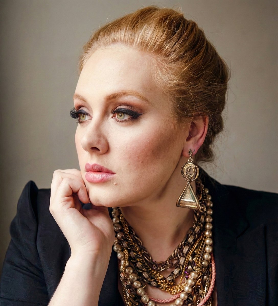 I found this on a USB flash drive from 2016 (pure nostalgia—tour videos, posts I used on my fan page Adele’s Paradise, and more). I’m not sure which session it belongs to; it must be from between 2009 and 2011, since she didn’t have her tattoos yet. Does anyone know where these