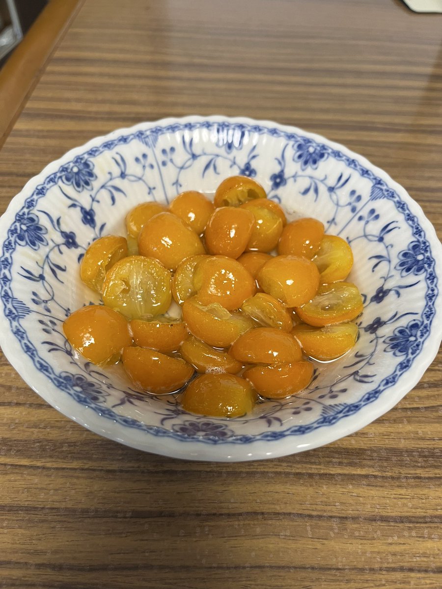 lem_neta's tweet image. 庭の金柑が収穫時期になったのでコンポート作った。甘さの後にほろ苦さが来るのがたまらん。