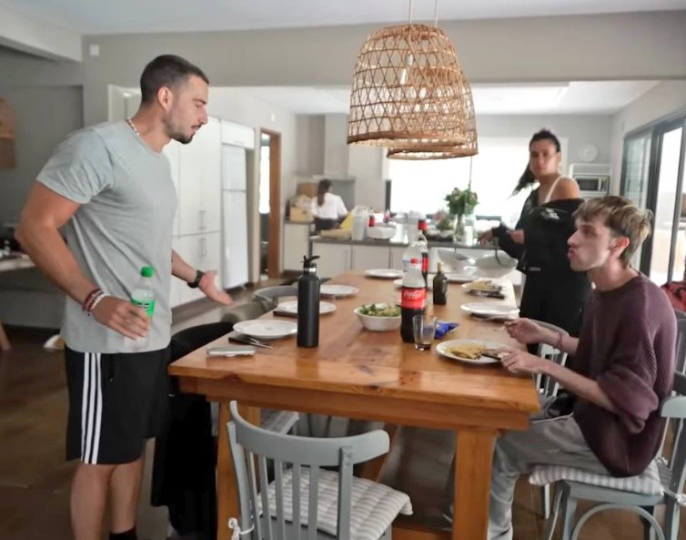 Rosi2Belen's tweet image. Nico con Santi: "La dinámica de la casa es que cada uno hace un poco de la suya"
Nico con el turro: "Sos un mal educado, comes solo y no esperas a nadie"