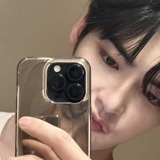 hanxeou's tweet image. 이 한비니 거울샷 좋은 이유 표정 하나로 분위기 달라짐🫰🏻