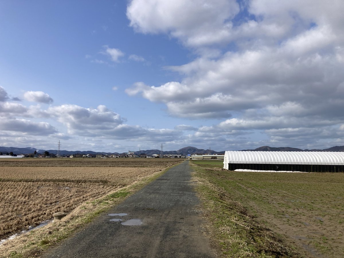 koppel020's tweet image. 竹下さん江尻さんこんにちは！さっきまで石川さんの番組を聴きながら散歩して、正午に丁度帰ってきた所です。鶴岡は風は冷たいですが時々陽が差す天気です。 #beachfm  
 @shonanbeachfm @yukitakeshita