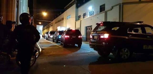 LordVader_Gt's tweet photo. Fuentes de la SAAS nos confirman que se escuchan gritos dentro de la Casa Presidencial. Al parecer, nada nuevo: son las crisis nerviosas de Bernardo. No es para menos; se le vino abajo el negocio que tiene con las pandillas y Renovación 1.

#LordVaderGT #OnFire 🔥 https://t.co/Md5D50Cwgh