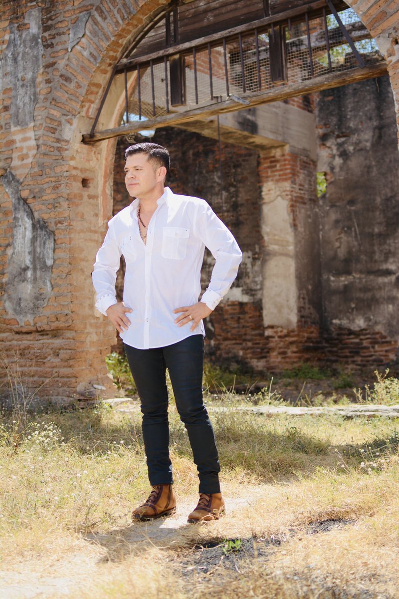 j_medina37's tweet image. es #sabado y estoy trabajando en un #pitch describiendo mi nueva cancion.
#06febrero me aventuro a solas en un mundo distinto de sonidos
es muy pronto para regalarles #spoiler pero aqui estaré 🙏avisandoles. a los que ya nos conocemos gracias por mis 30 años de cantante con su