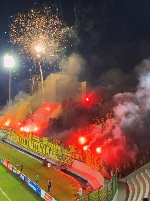 Diegoorocarbon's tweet photo. Acá está la famosa banda de Peñarol. https://t.co/sFrhTqgMZE