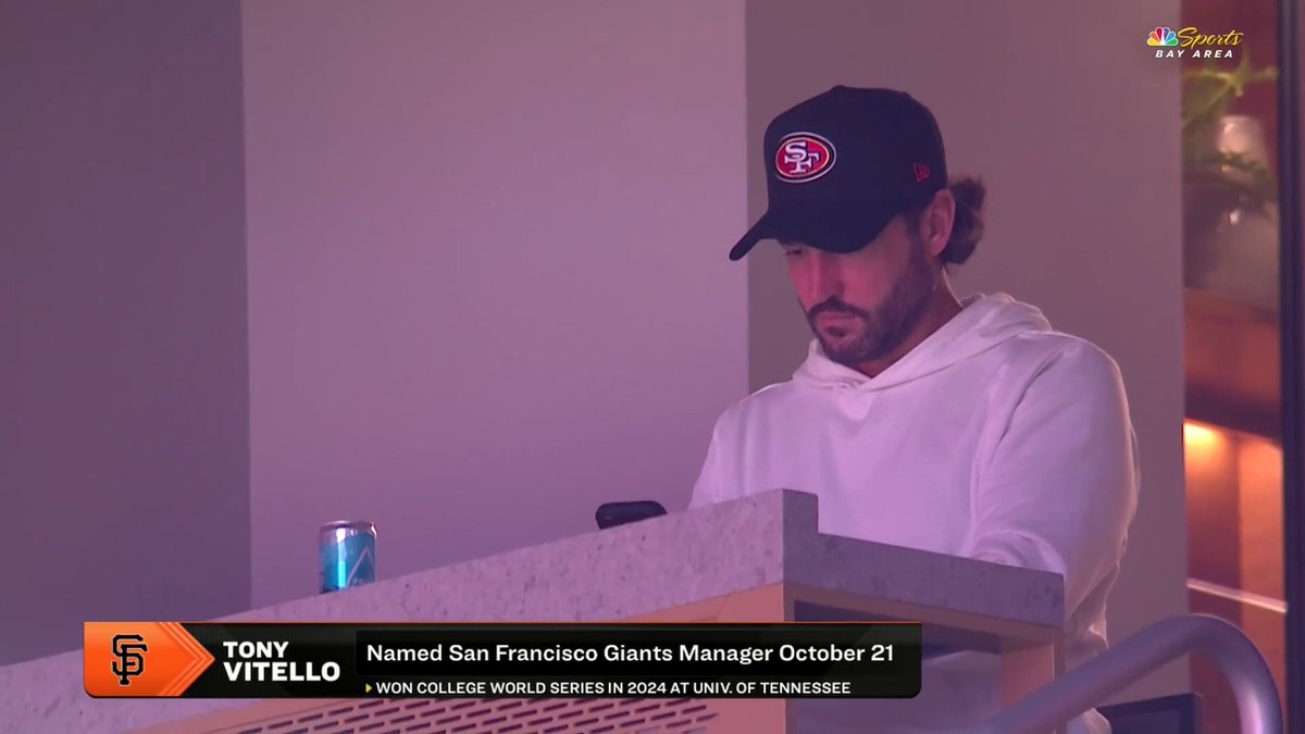 Giants manager Tony Vitello is repping the Bay at Chase Center 🫡