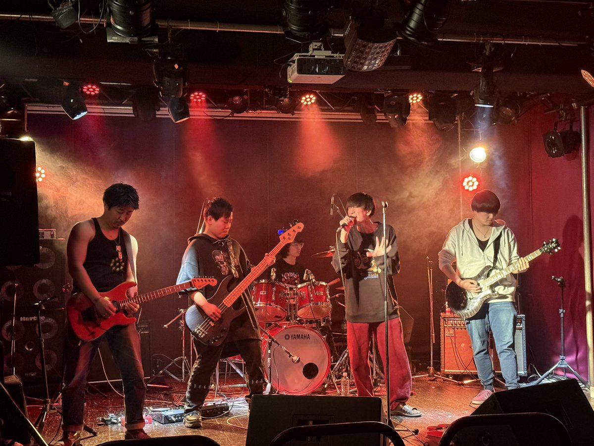 Juznes_Official's tweet photo. Juznes PRESENTS LIVE始まりました！
1バンド目はABCDさん！ https://t.co/LbwlDkj8R5